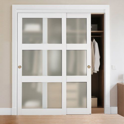 Ruimtebesparende witte schuifdeurkasten met matglas – functionaliteit en stijl in één