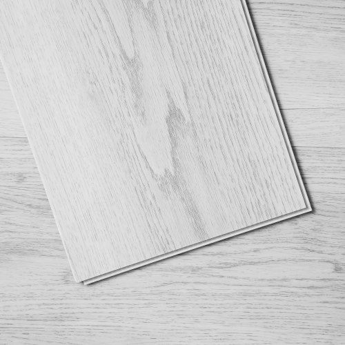 Waterdichte klikvloertegels in lichtgrijze houtnerf – stijlvolle vervanging voor elke kamer